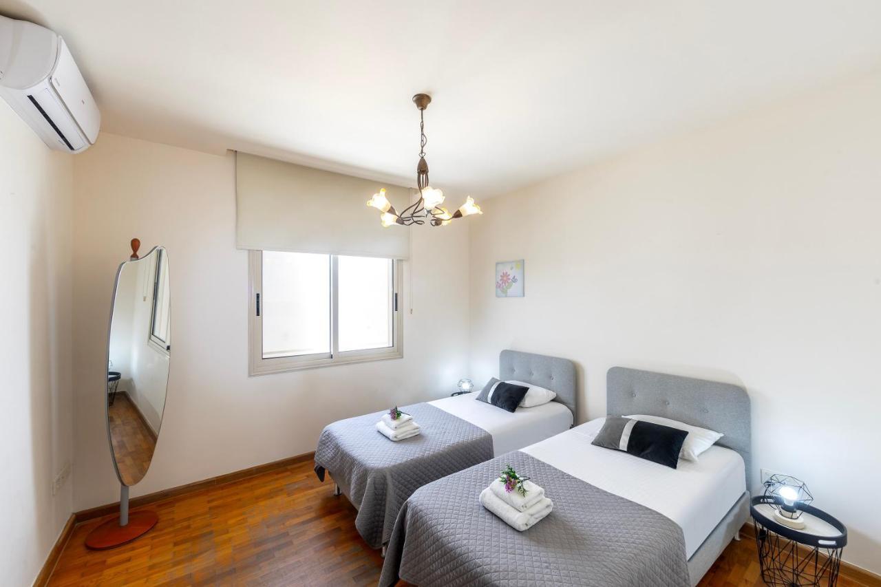 Mackenzie Beachfront Eftyhia Suite Larnaca Eksteriør billede