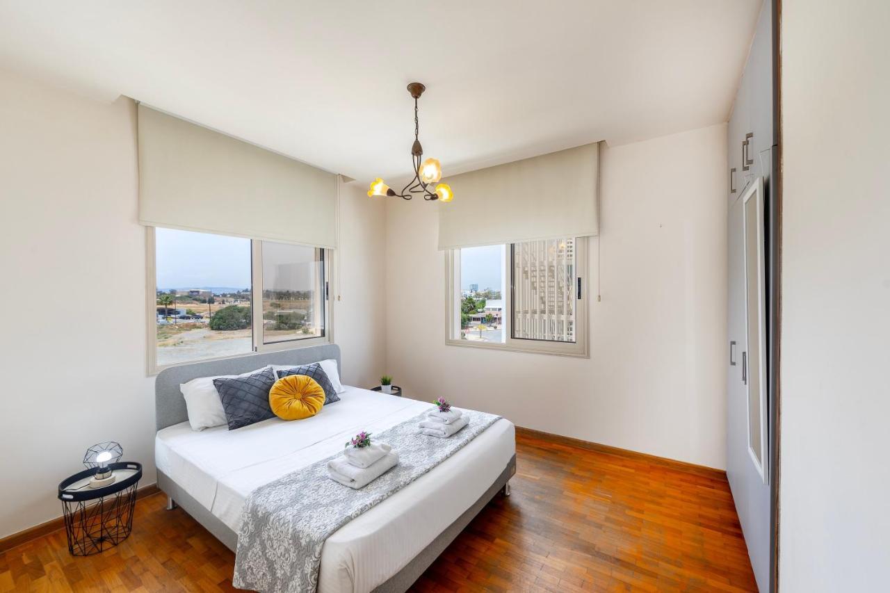 Mackenzie Beachfront Eftyhia Suite Larnaca Eksteriør billede